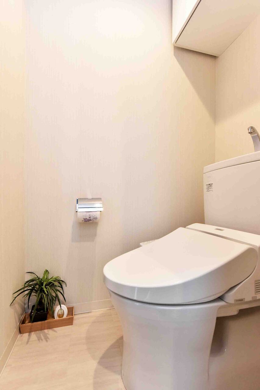 【トイレ】トイレ背面には、吊戸棚付き。トイレットペーパーのストックや掃除道具などの整理にも重宝しそうです。トイレは玄関近くに配置されており、お出かけ前後にも、スムーズに利用できそうです。