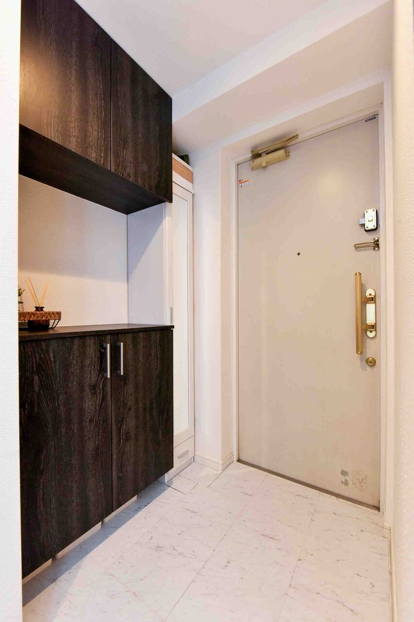 【玄関】玄関には、二の字型のシューズボックスが設置されています。カウンター部分は鍵置き場や、小物を置いて玄関を彩るスペースとしても活用可能です。