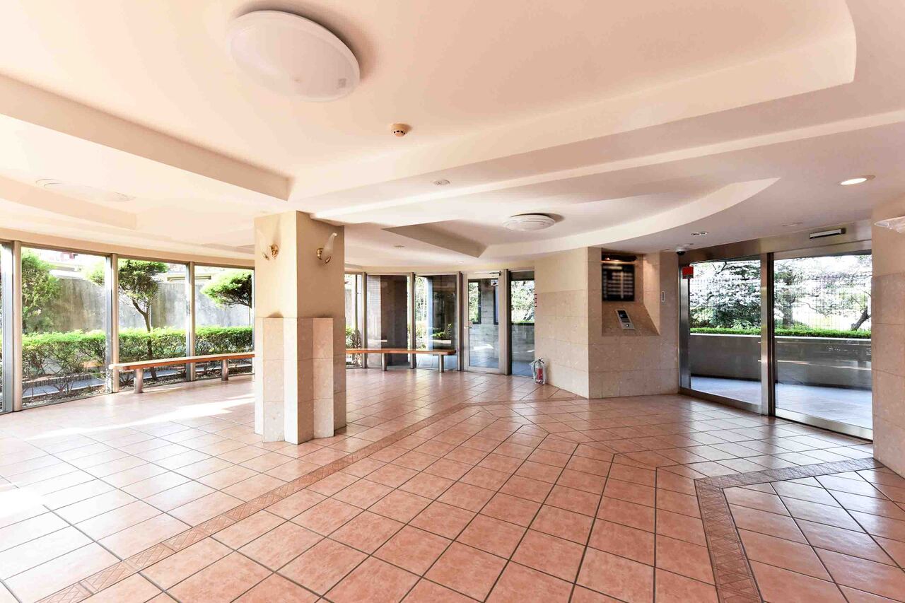 【エントランスホール】モニター付きのオートロックが設置されており、防犯面にも配慮されています。共用部には、不在時にも荷物の受け取りができる、宅配ボックスも設けられています。