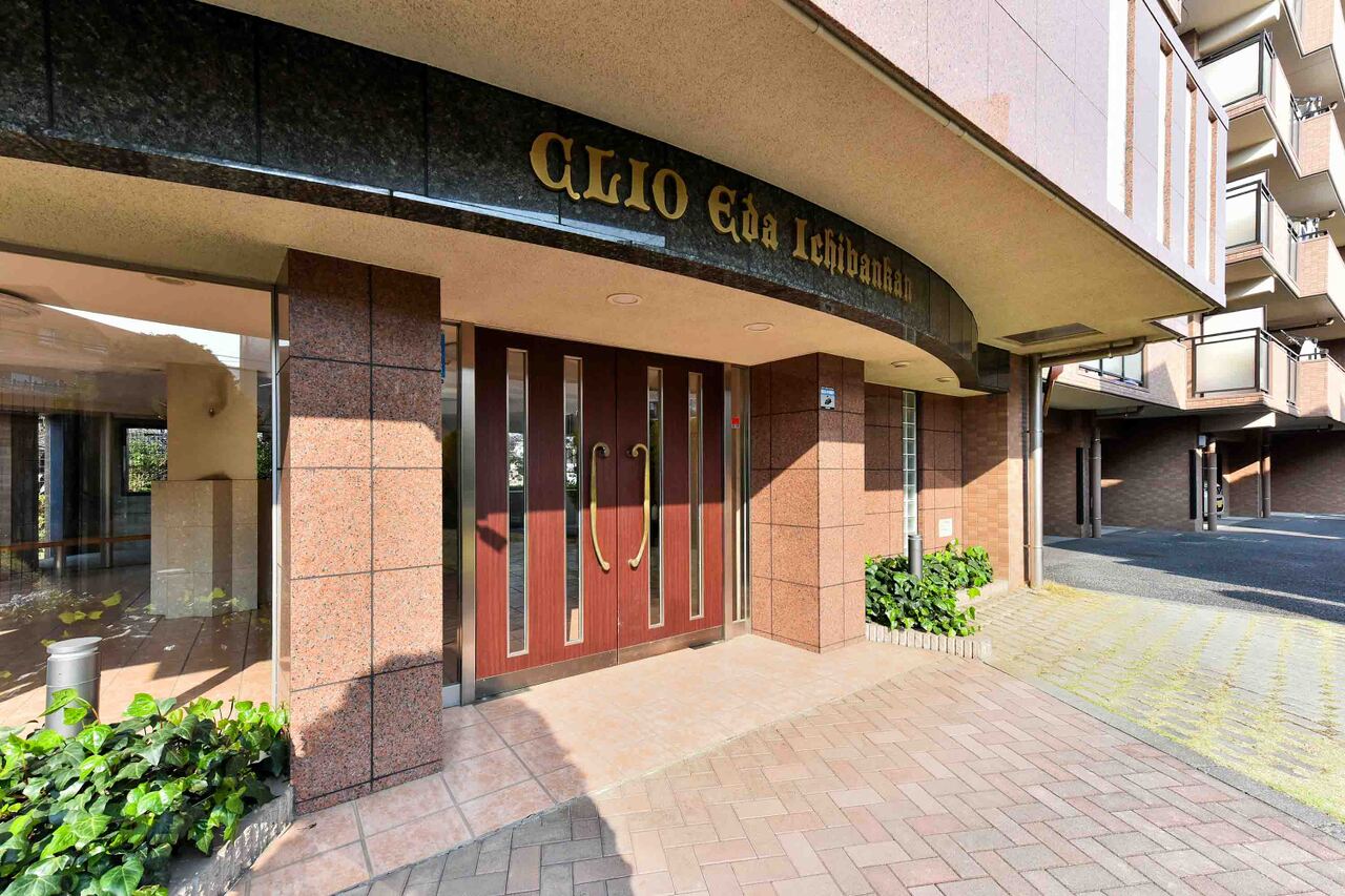 【エントランス】重厚感のある印象のエントランス。外出先から帰って来られる際や、ゲストを招いた際にも、心地良く迎え入れてくれそうです。