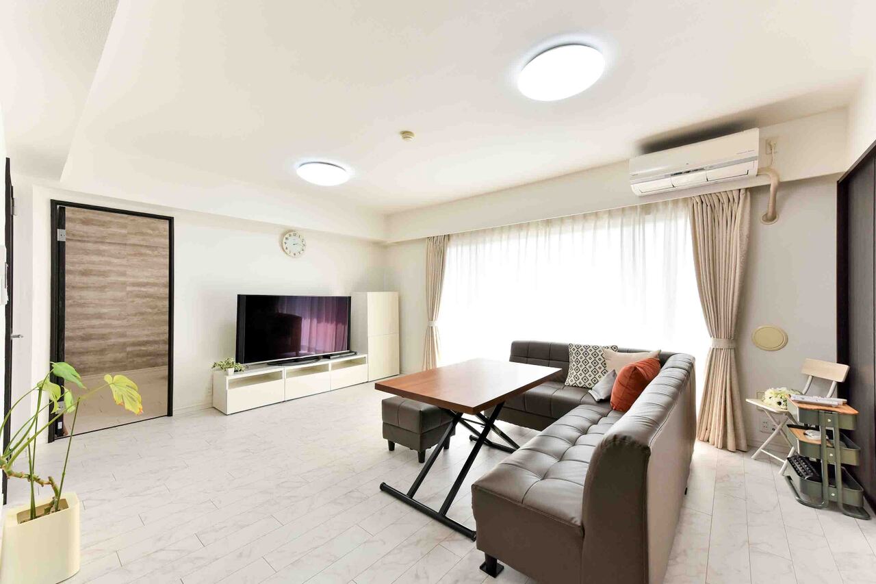 【LDK】ご家族が集うLDK。南西向きの窓からあたたかな陽光が差し込み、居心地の良い空間となりそうです。日常的に使用する小物類などの整理にも重宝する、リビング収納が設けられています。