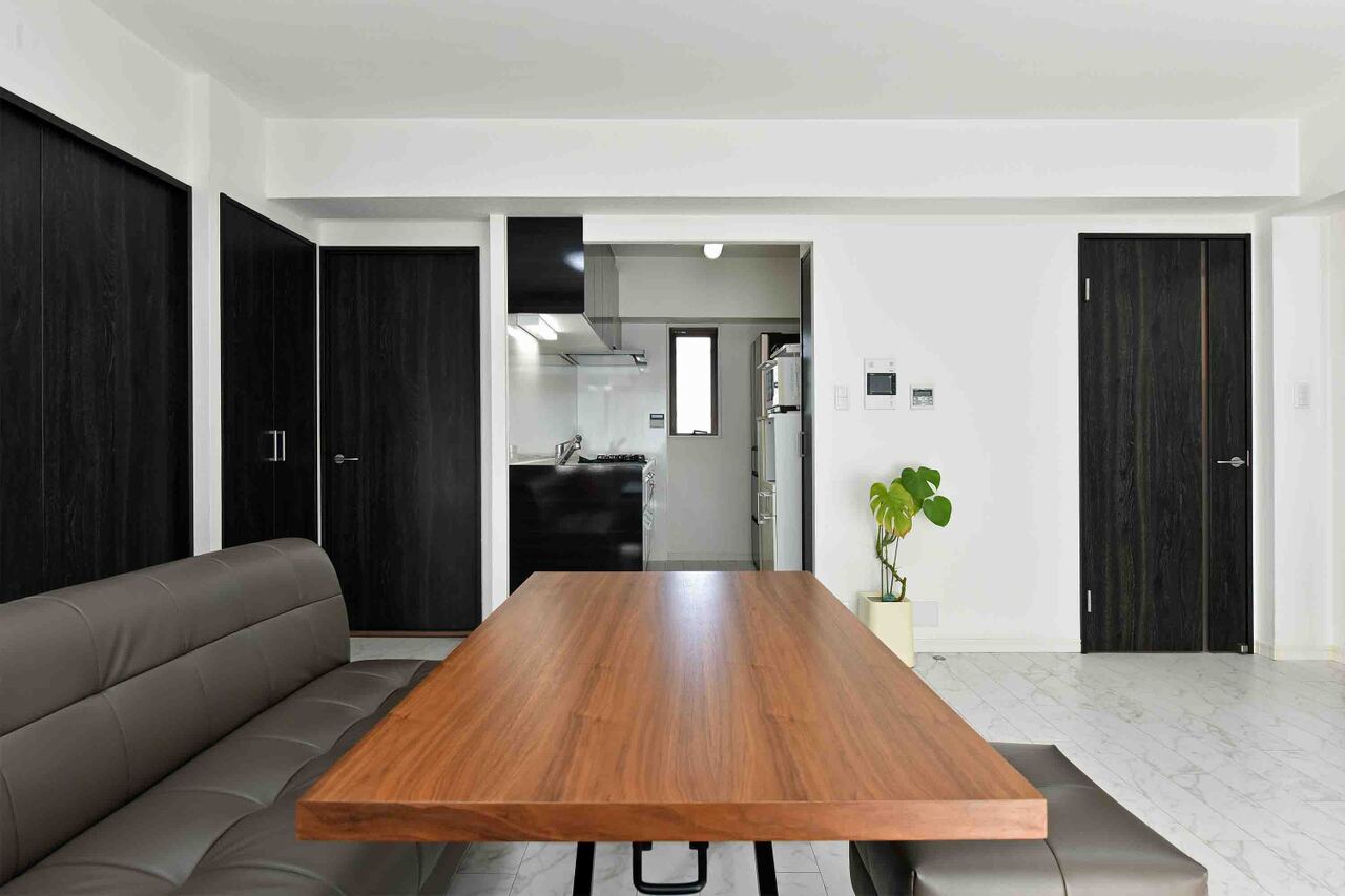 【LDK】飽きの来ない、シンプルなテイストの内装が施されています。お好みの家具やインテリアで、空間づくりをお楽しみいただけます。