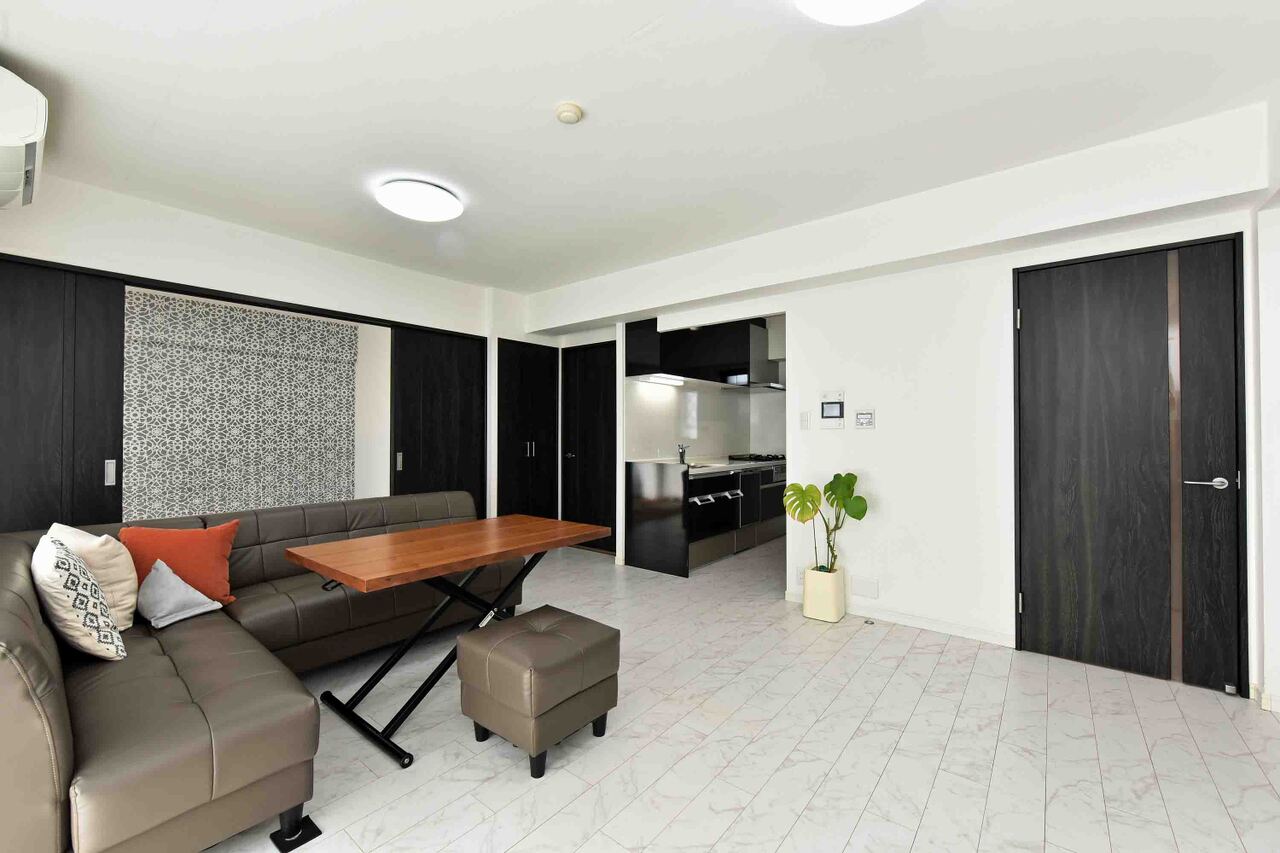 【LDK】LDを通り各洋室へアクセスする、ご家族が自然に顔を合わせる機会を増やせる設計です。扉を閉めていても、それぞれの空間で過ごすご家族の気配を感じることができそうです。