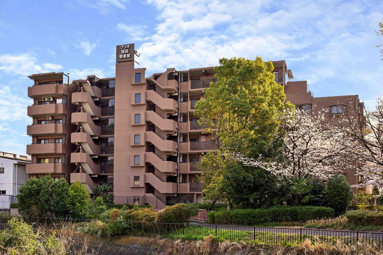 【外観写真】マンション周辺には、緑豊かな植栽が施されています。近くには、早渕川が流れており、自然を身近に感じながら、お散歩やジョギングも楽しめそうです。