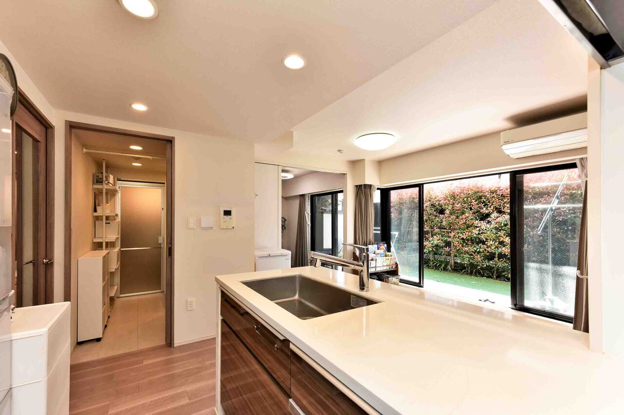 【キッチン】キッチン横に洗面室・浴室がありますので、動線が短く済み、家事負担の軽減につながります。