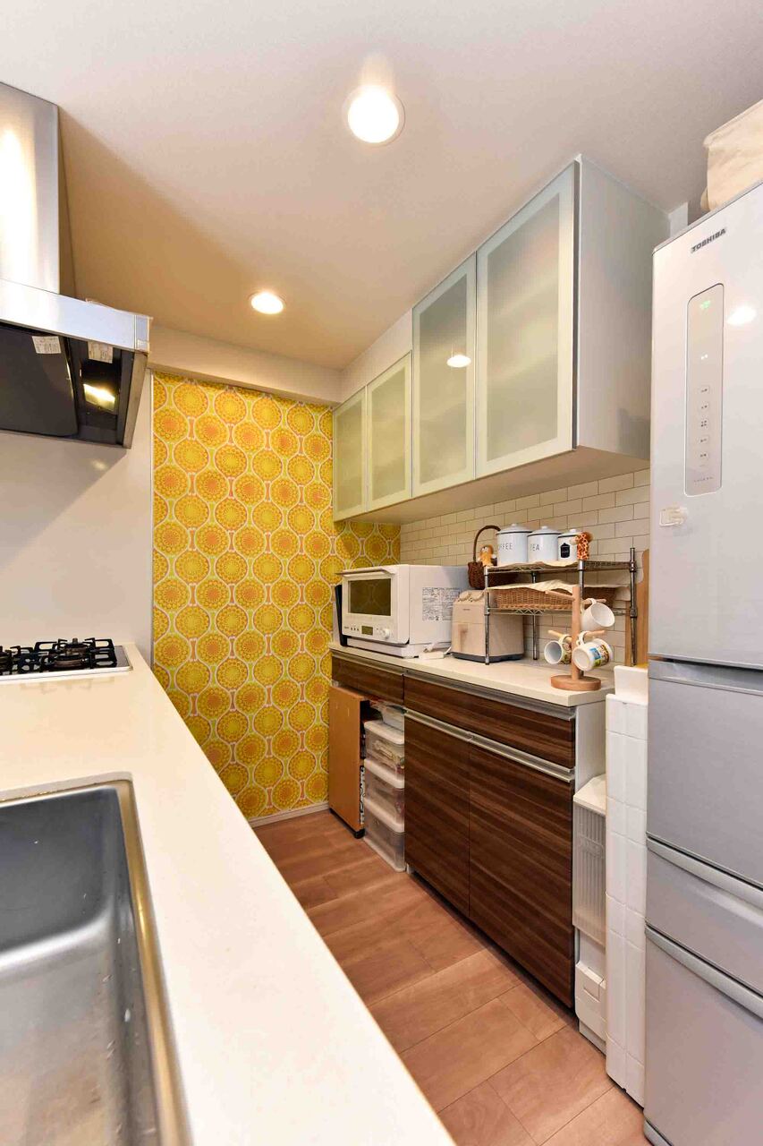 【キッチン】背面にカップボードがあり、調理家電や食器類をすっきり収納いただけます。