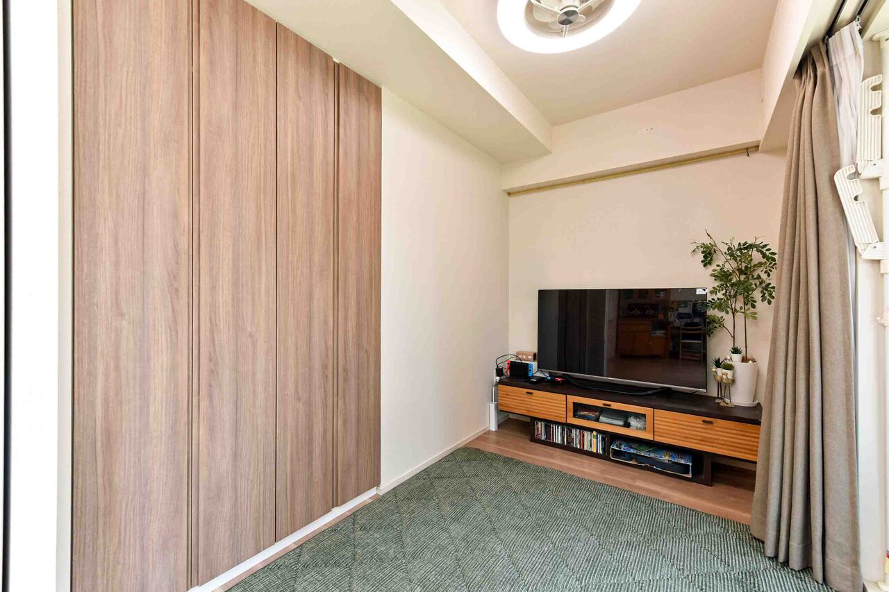 【洋室約4.0帖】お好みのテイストにアレンジしやすい明るい内装が採用されています。お子様の遊び場やお昼寝スペースとしても便利。