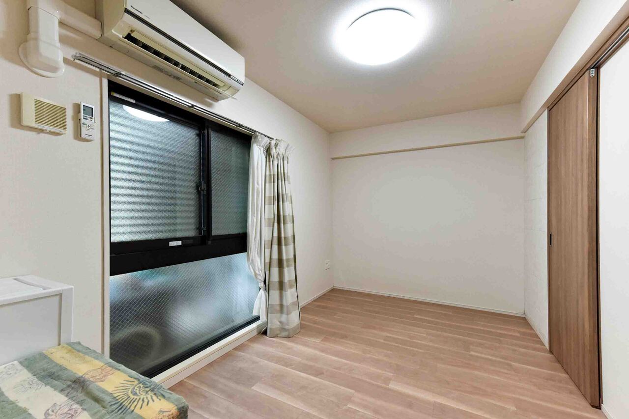 【洋室約6.0帖】ベッドを置いてもゆとりがあり、寝室としての利用もおすすめ。北東側の窓から差し込むさわやかな朝日で目覚めることができそうです。