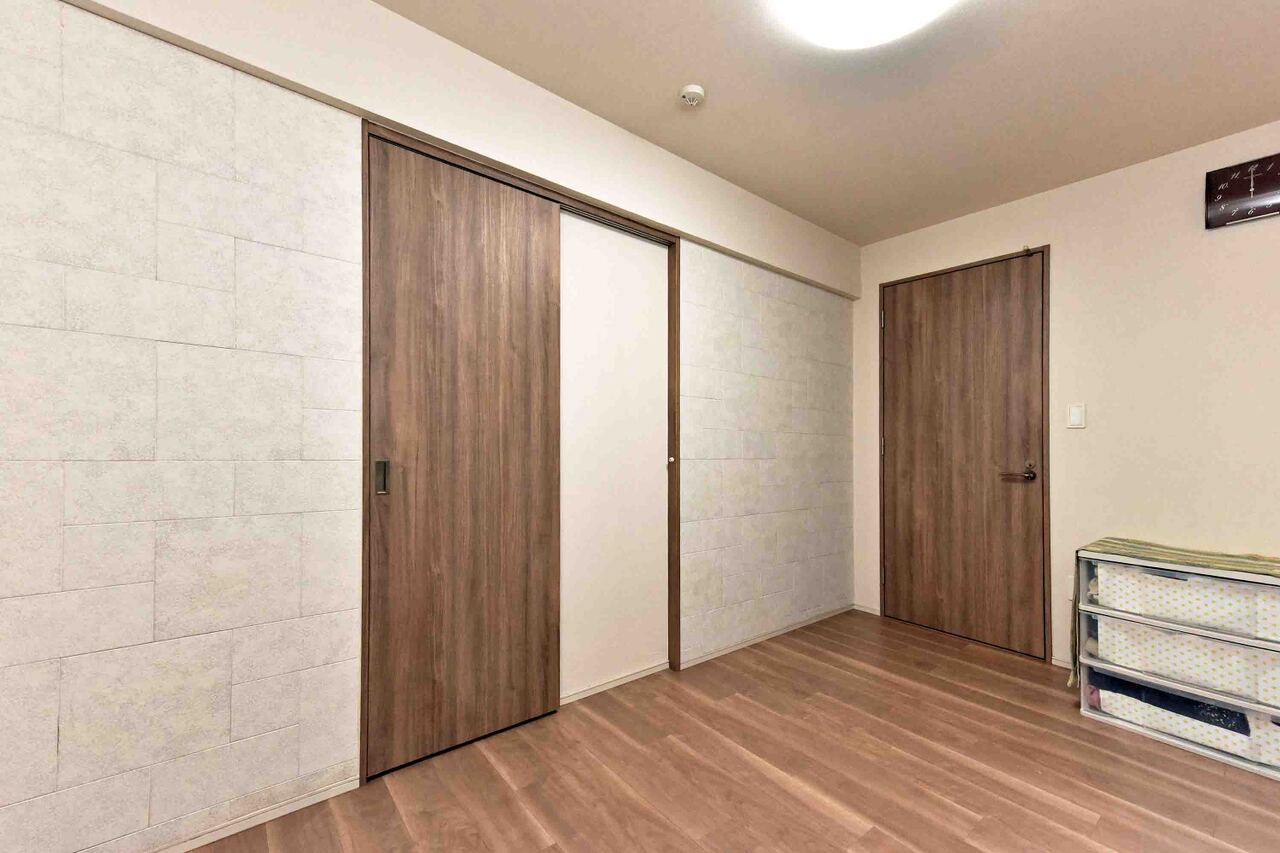 【洋室約6.0帖】収納力のあるWIC付きです。長さのある衣類や小物類、スーツケースなどもすっきりと収納することができます。