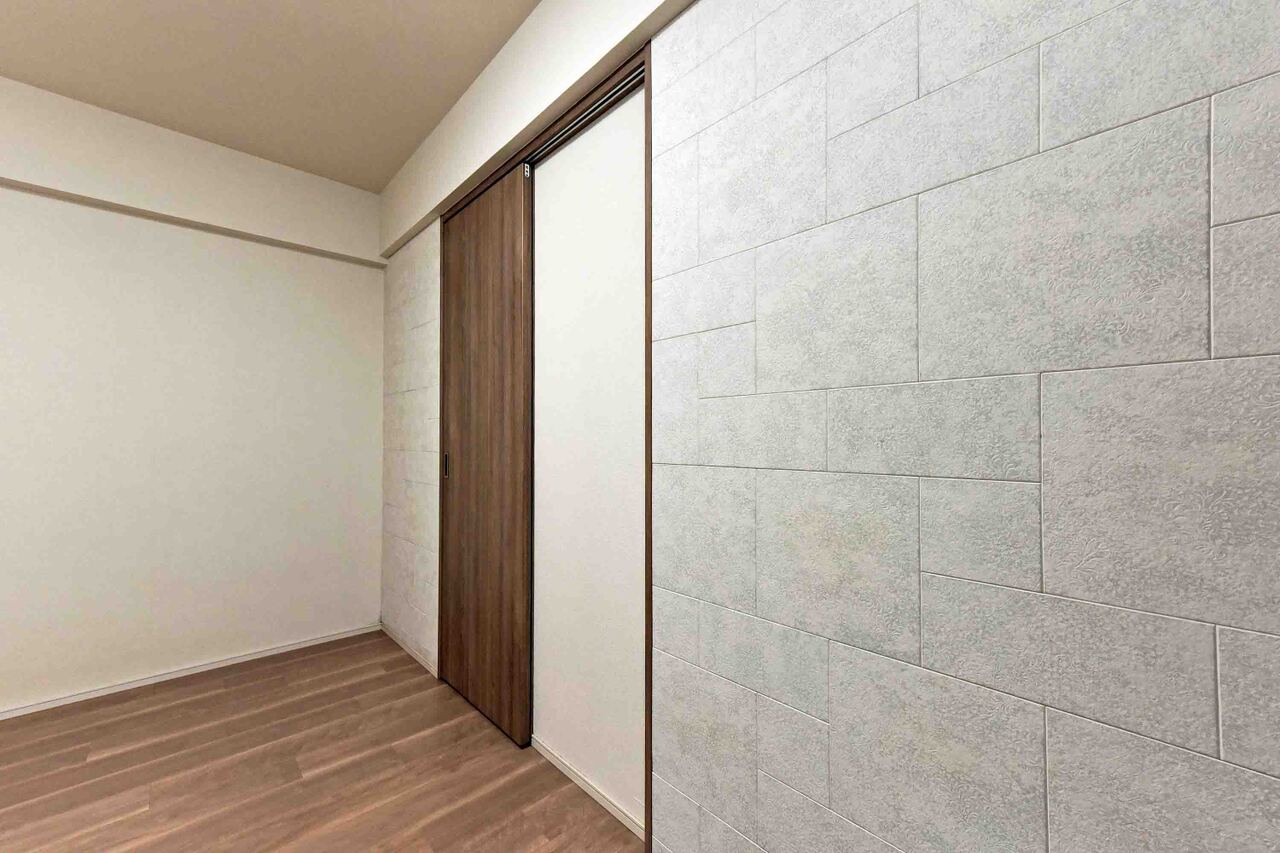 【洋室約6.0帖】壁の一部にはエコカラットが採用されています。調湿効果や脱臭効果があり、お部屋を快適に保ちます。