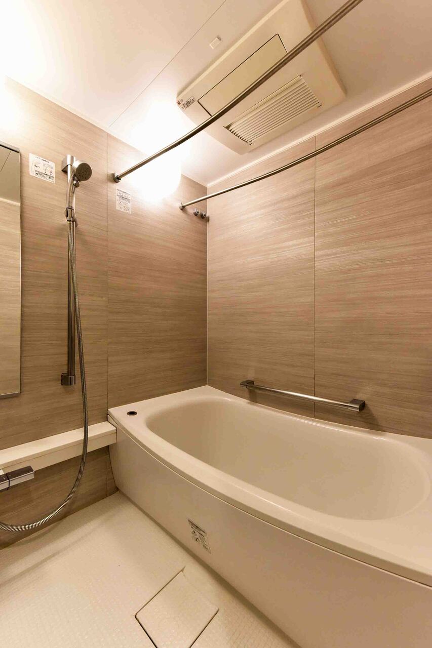 【浴室】浴室には、ハンガーパイプが備わっています。浴室内で洗濯物を干すことができるので、雨の日や花粉の季節などに重宝します。