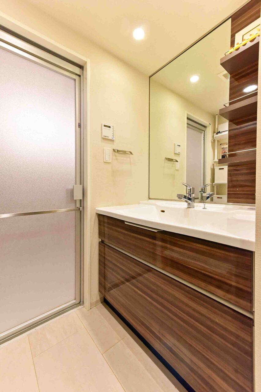 【洗面室】大きな一枚鏡なので、身だしなみチェックもしやすいです。洗面ボウルはカウンターと一体加工されているため、お手入れがしやすいです。