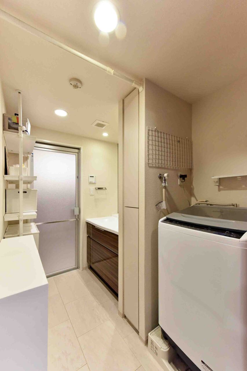 【洗面室】洗濯機を置いてもゆとりを感じられる広さの洗面室。収納スペースも多く設けられています。