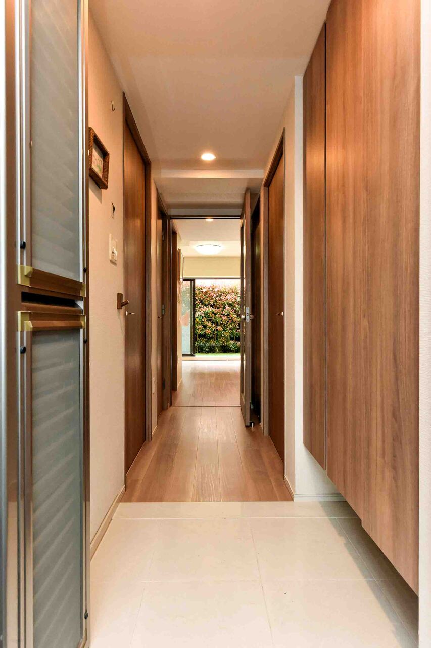 【廊下】廊下には、物入とトイレが配置されています。LDKの扉を閉めることで、玄関から室内の様子をうかがわれることがありません。