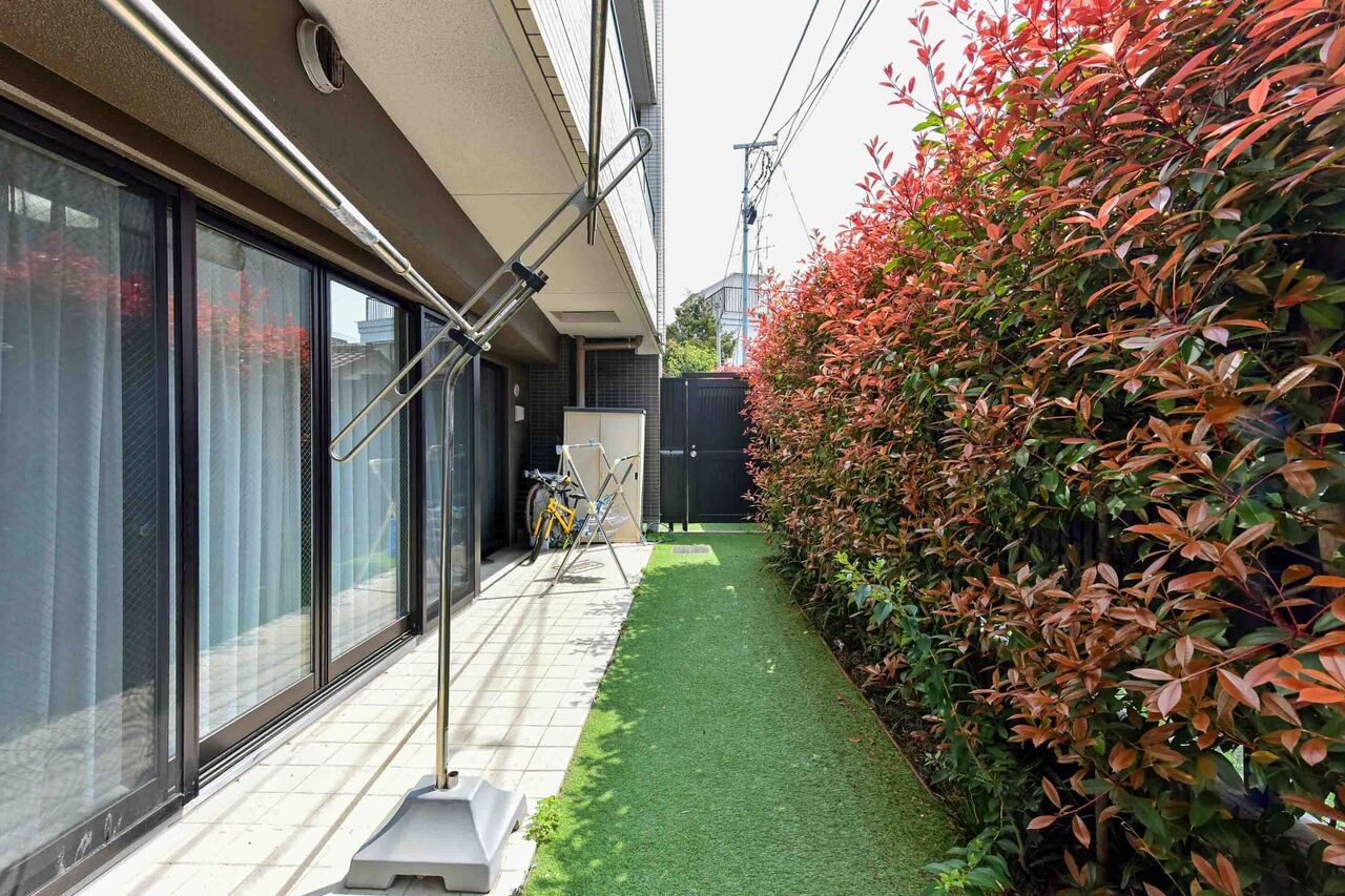 【専用庭】南西向きにつき、気持ちよく洗濯物を干すことができそうです。LDKの窓から庭の景色が見えるので、緑に癒される暮らしが叶います。