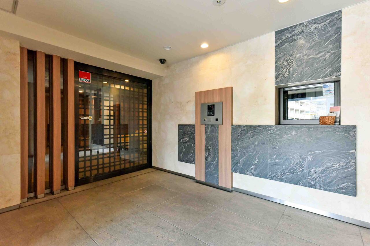 【エントランス】住民以外の人が侵入しにくいオートロックシステムが採用されています。防犯面にも配慮されています。