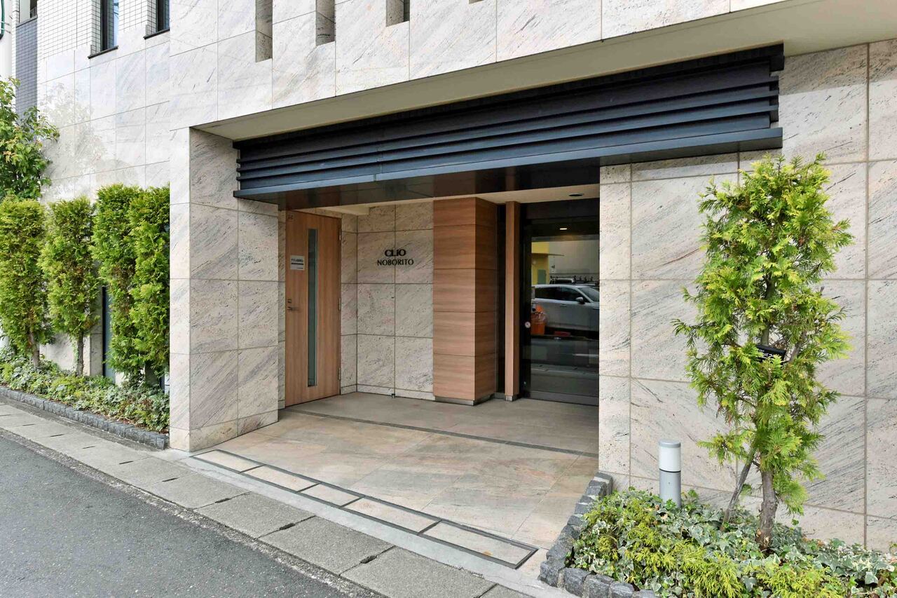 【エントランス】手入れが行き届いた綺麗なエントランスです。植栽が施されており、毎日自然を感じられます。