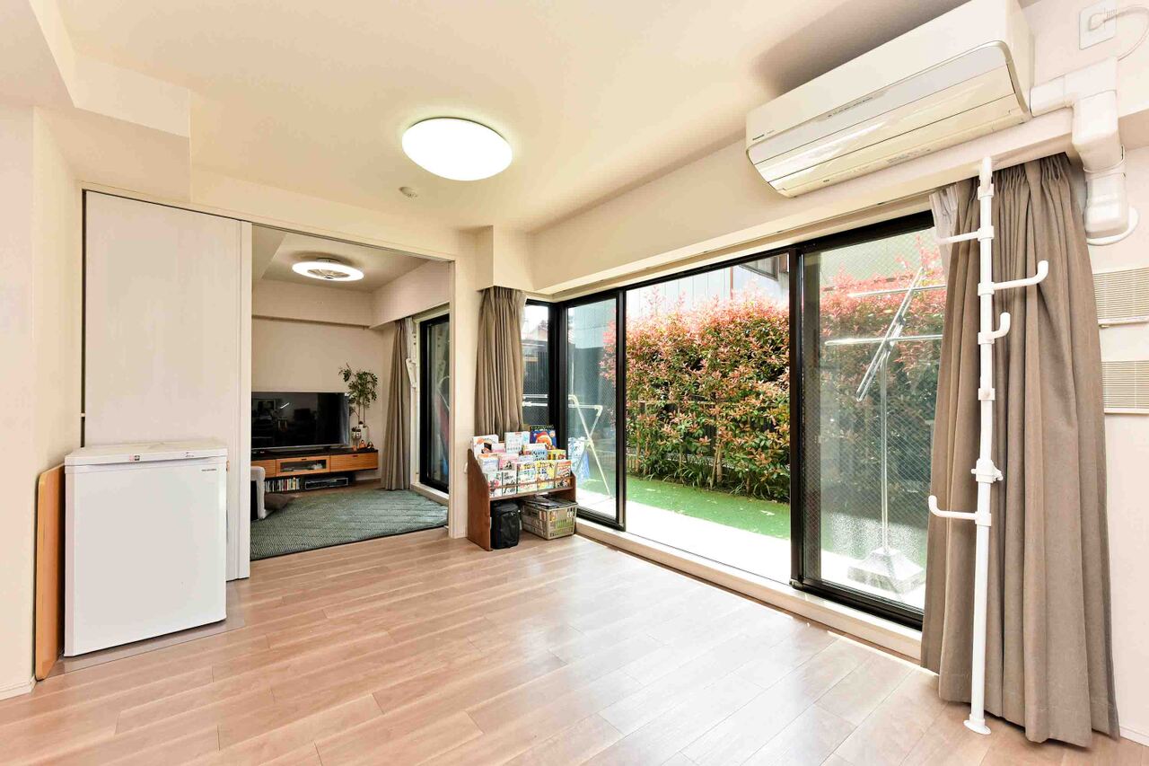 【LDK】ご家族が長く時間を過ごすLDKには、床暖房が搭載されています。空気が汚れにくく、じんわり体を温めます。空気が乾燥しにくく、ペットやお子様にも優しい設備。