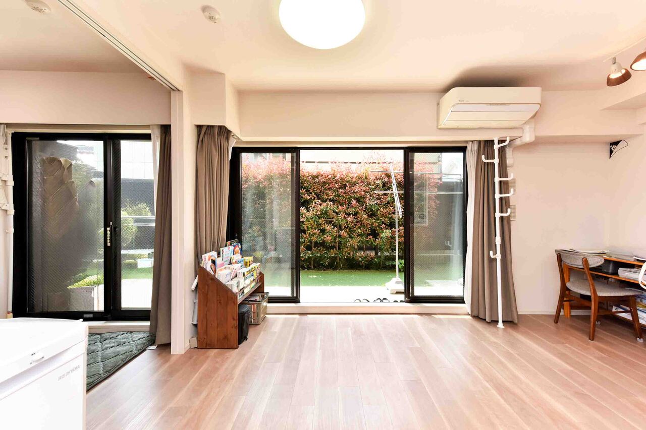 【LDK】生活のメインスペースとなるLDKです。南西向きの窓から陽光が注ぎ込む明るい空間で、ご家族団らんの時間を過ごせます。