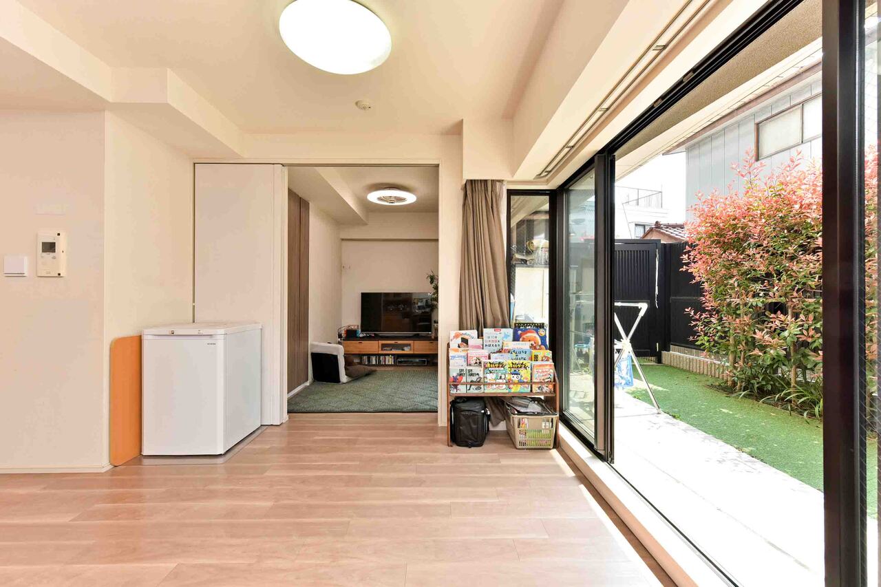 【LDK】隣接する洋室の引き戸を開放することで、約17.2帖の広々とした空間としてご利用いただけます。ライフスタイルに応じて有効活用できそうです。