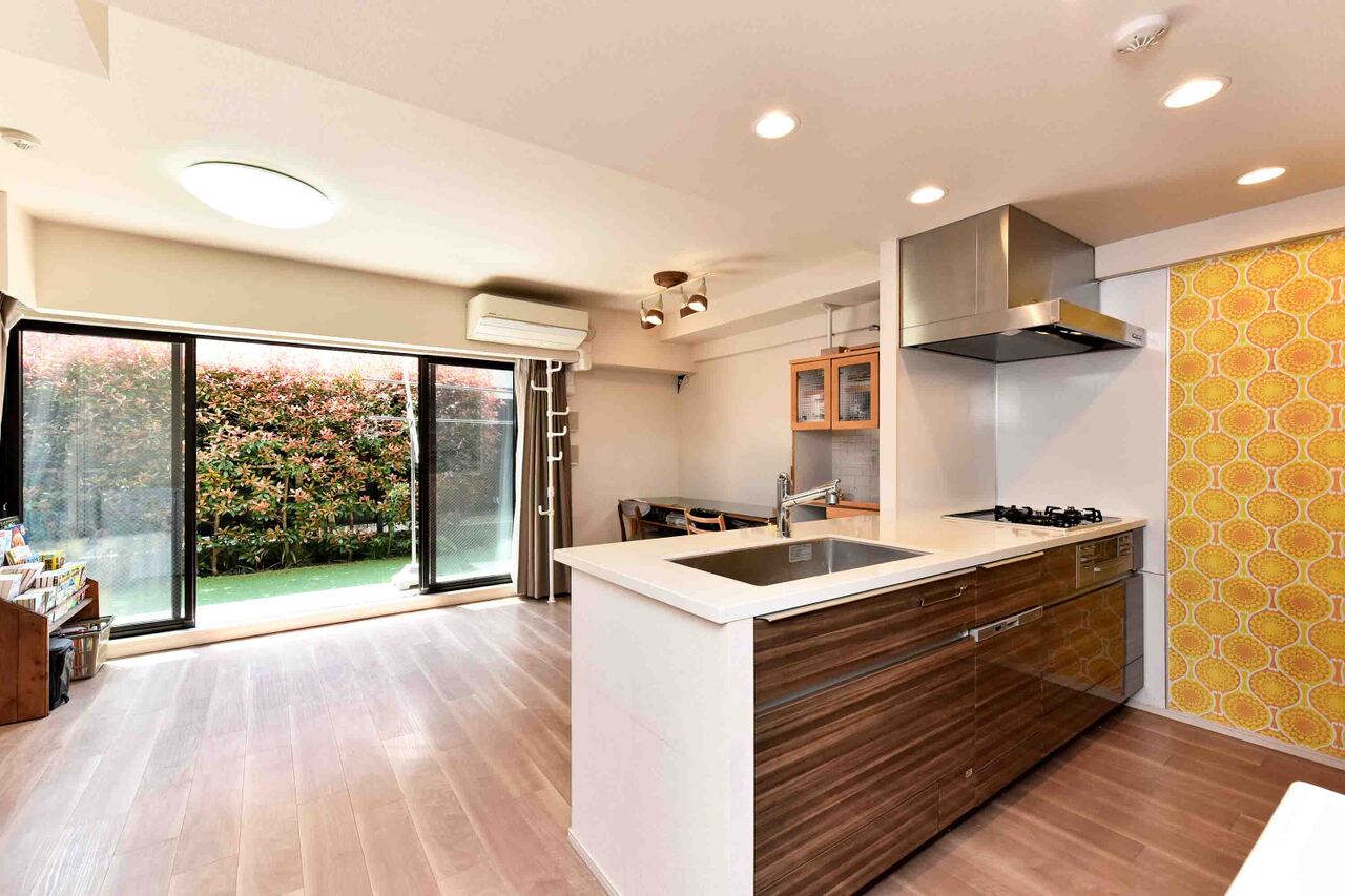 【キッチン】対面式です。ご家族・ご友人とコミュニケーションをとりながら料理が楽しめます。家事負担が軽減される、食器洗乾燥機付きです。