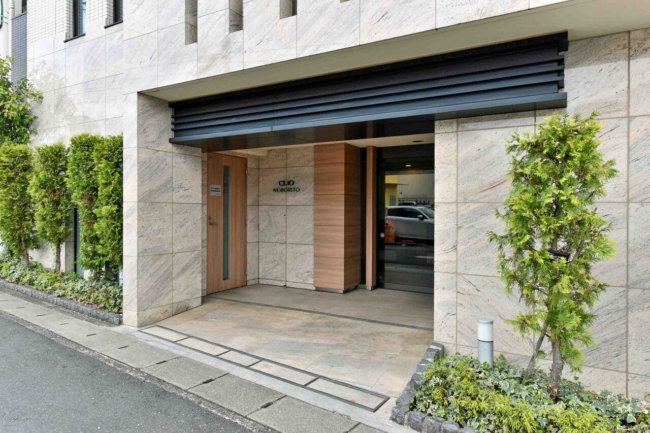 【エントランス】
手入れが行き届いた綺麗なエントランスです。植栽が施されており、毎日自然を感じられます。