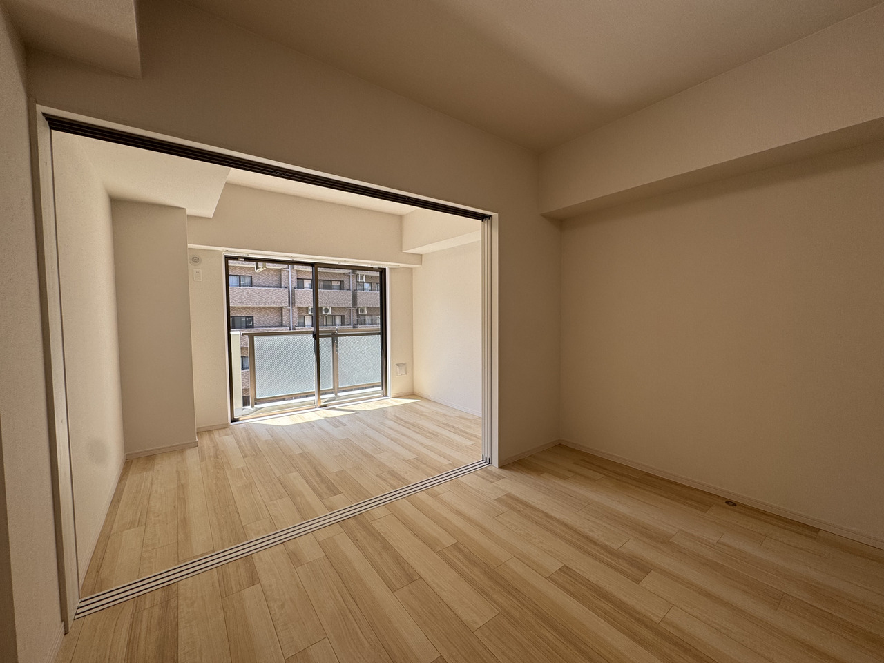 【ロイヤルステージ海老名Ⅲ】鉄筋コンクリート造地上11階建の7階部分。総戸数61戸。最寄り駅まで徒歩6分のアクセス良好な立地です。