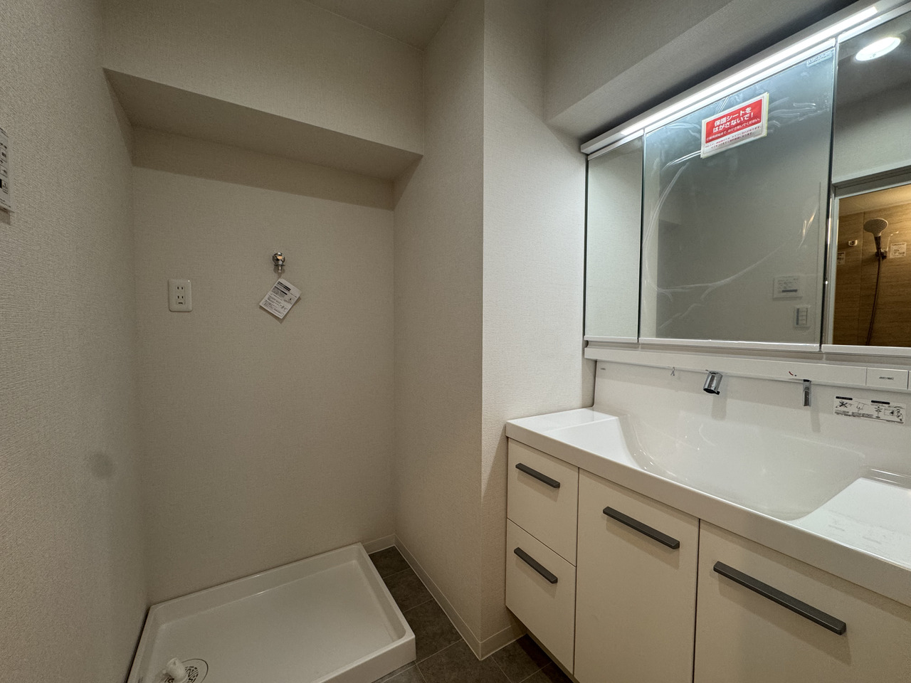 【洗面室】洗濯機用防水パンが設置されています。設置可能な洗濯機のサイズなどは現地でお確かめください。