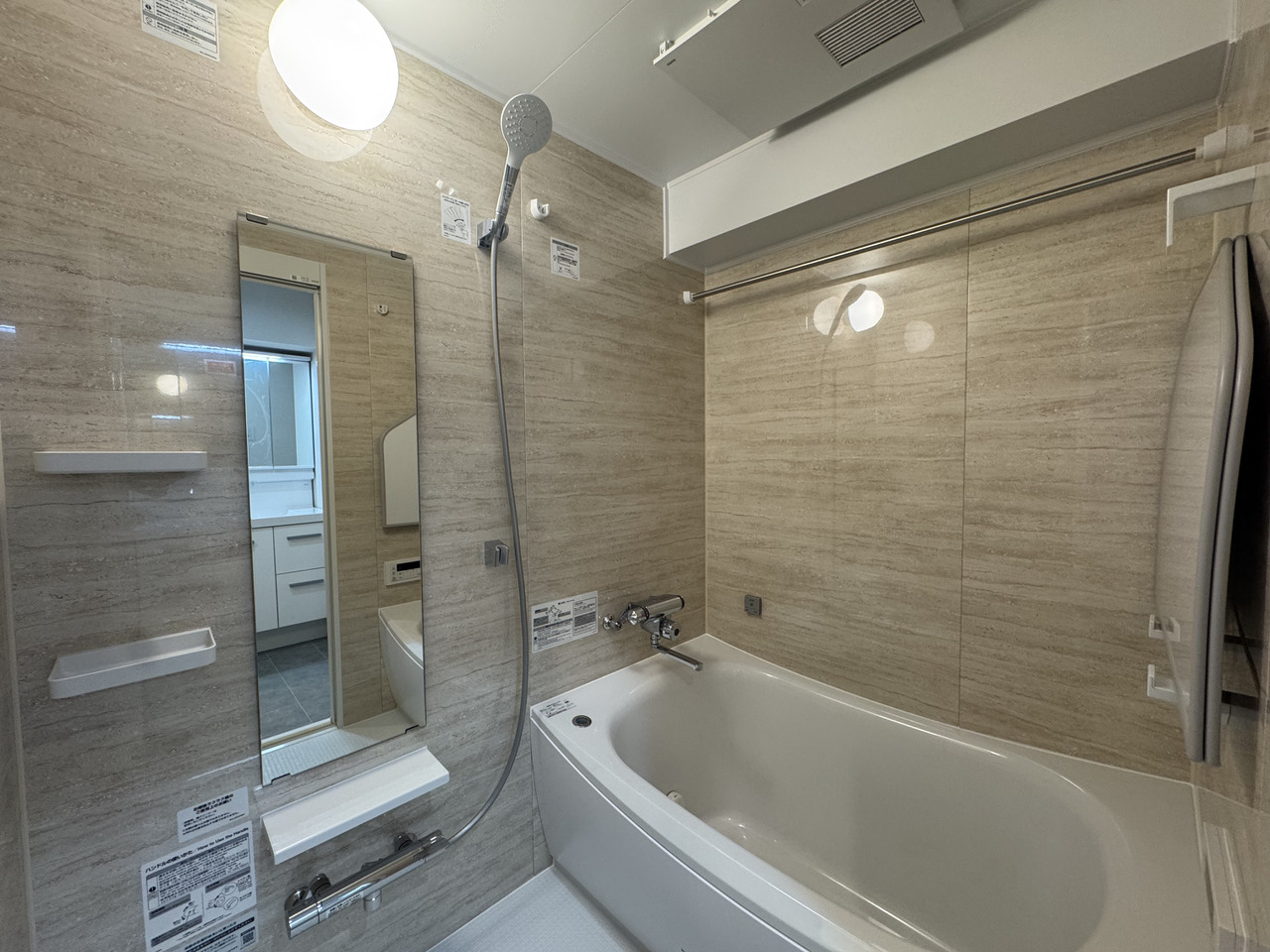 【浴室】美しい木目調のアクセントパネルが採用された浴室。浴室乾燥機が設けられていますので、長雨の季節も洗濯物がしっかり乾きます。