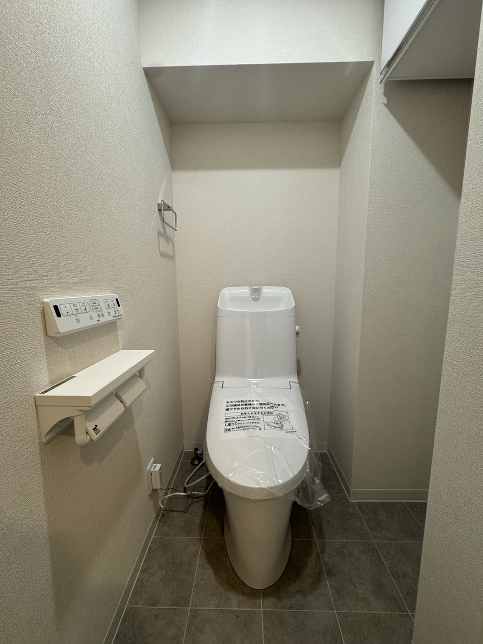 【トイレ】温水洗浄便座付きで、毎日快適にお使いいただけるトイレです。掃除用品やトイレットペーパーの保管に役立つ収納が備わっています。