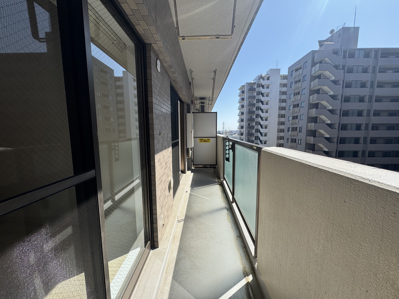 【バルコニー】たっぷりと陽光が差し込む西向きのバルコニー。高さを変えることができる物干し金物が備え付けられています。