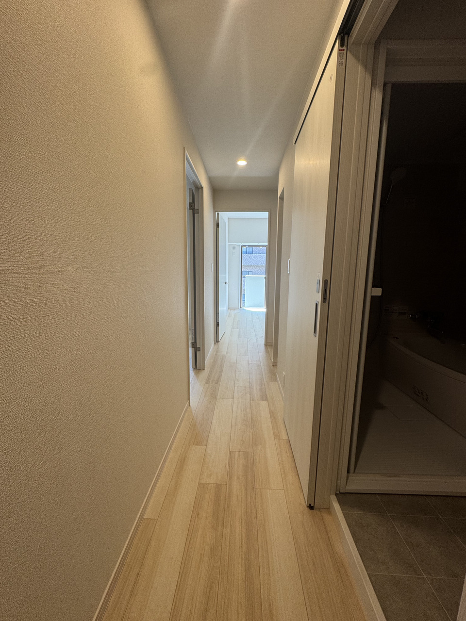 【廊下】玄関から洋室(約5.9帖)まで真っ直ぐにのびる廊下。ダウンライトが施されており、明るい空間の中、各居室へと移動できます。