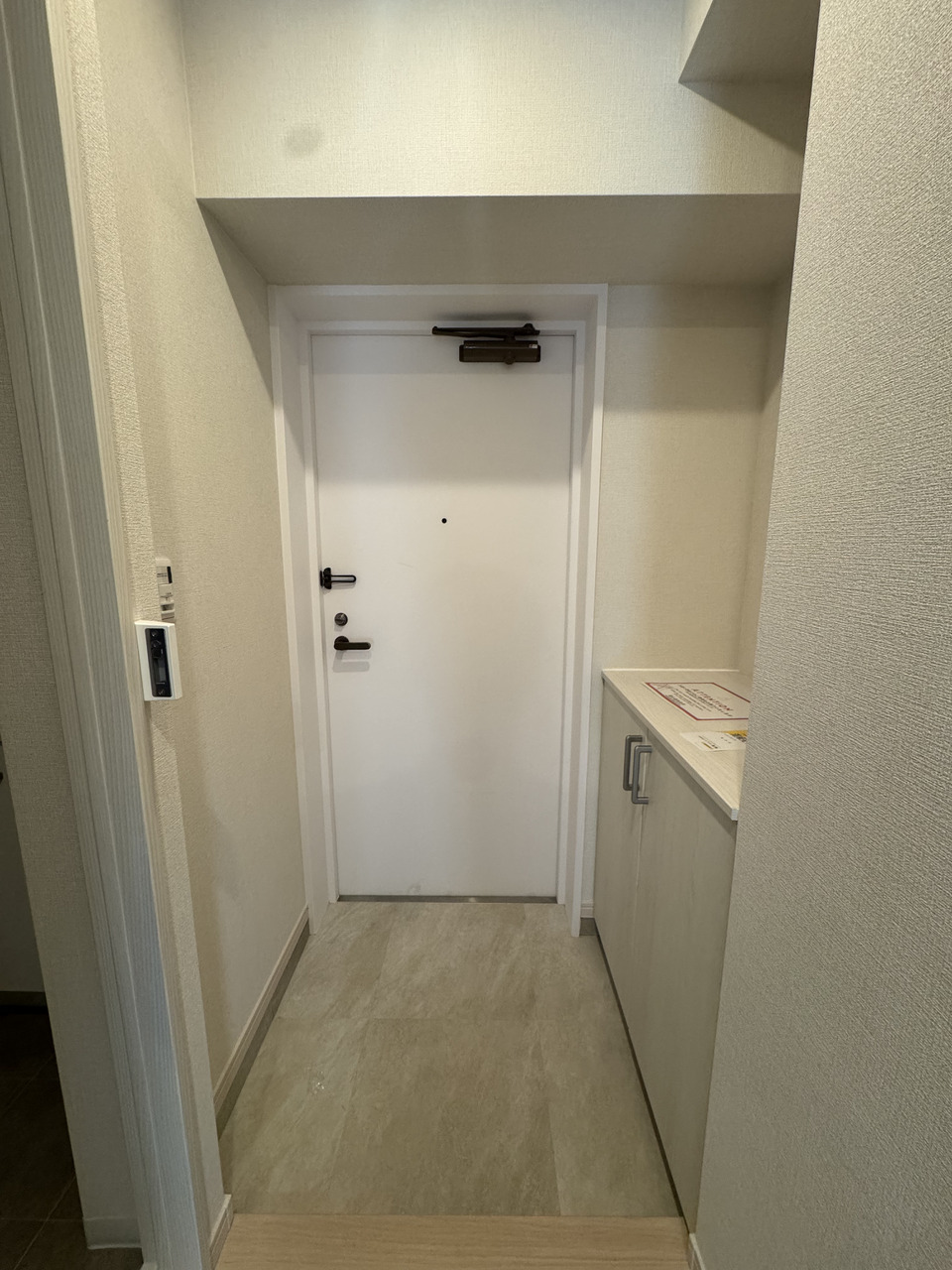 【玄関】淡い色合いでまとめられた、シューズボックス付きの玄関です。靴を収納して土間を広く見せることができます。