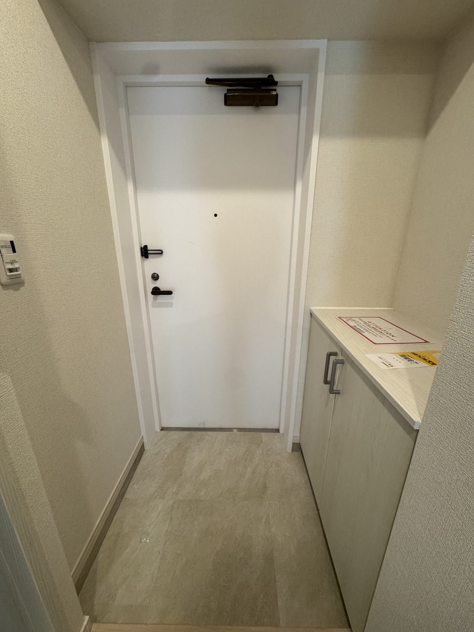 【玄関】シューズボックスの上に、写真や置物・季節のお花などを配置して、お好みの空間をお作りいただけます。