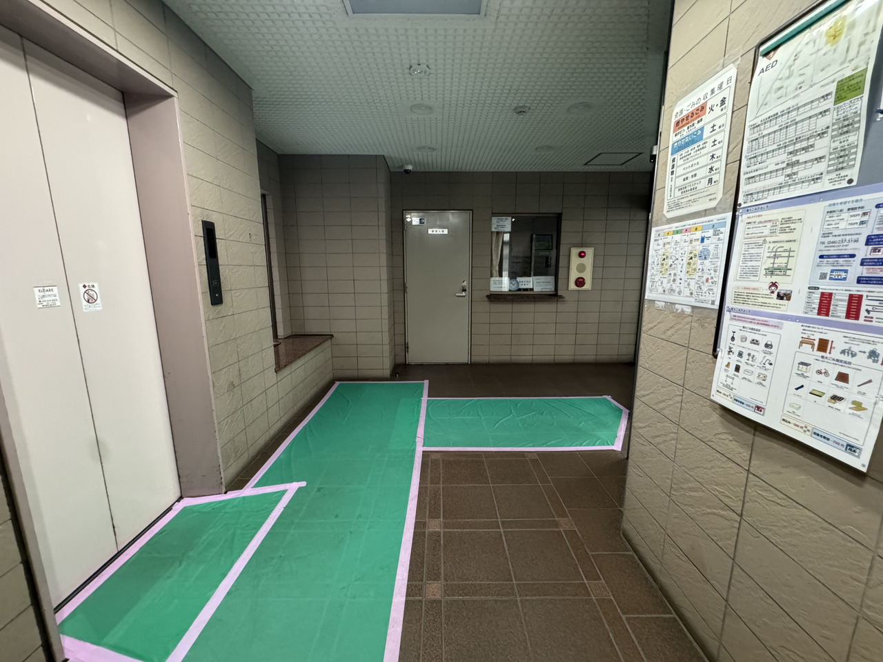 【エレベーターホール】落ち着いたトーンで重厚感があります。共用部は整然としており、管理の良さがうかがえます。