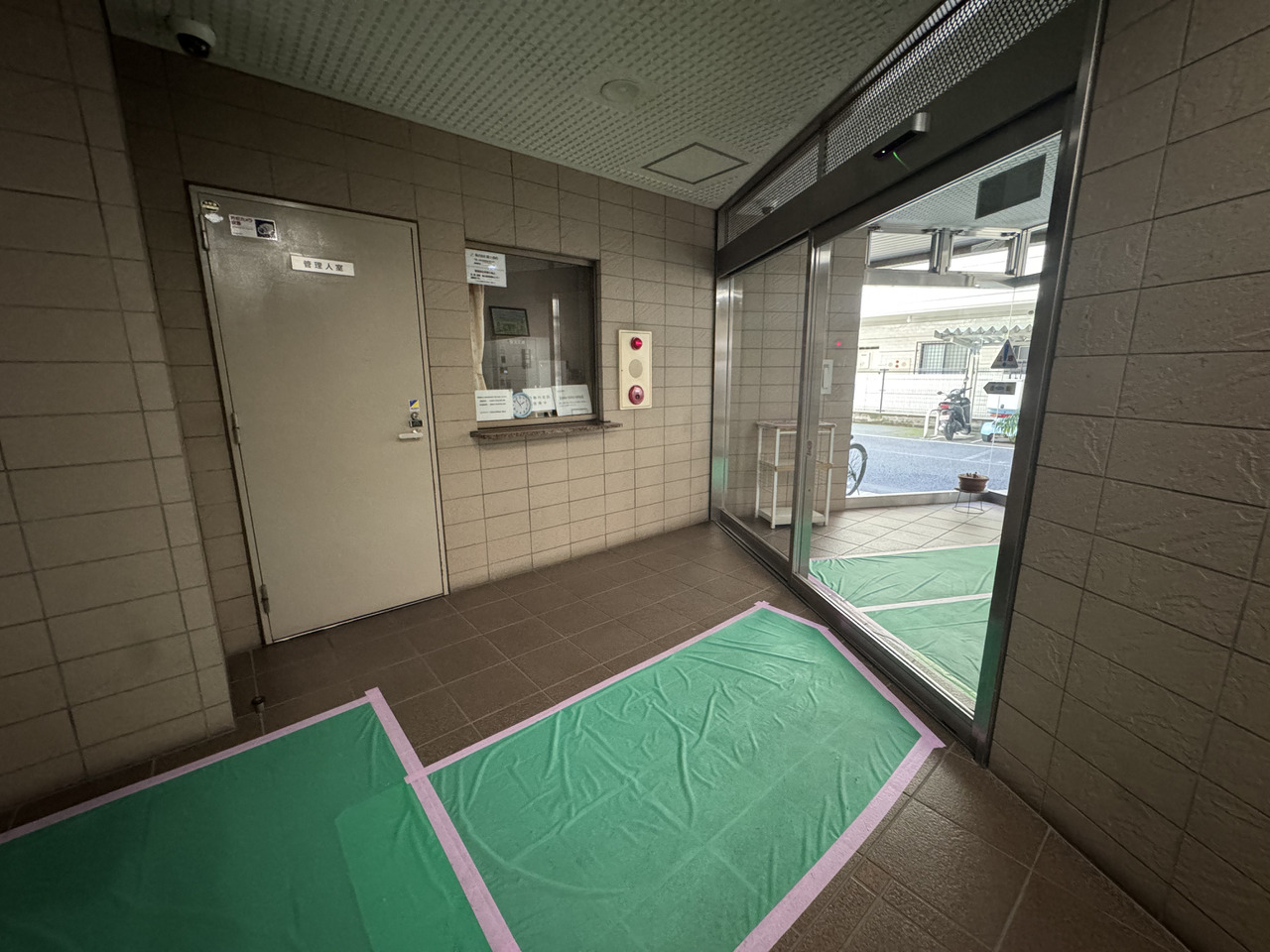 【エントランス】マンション入口付近には屋根がありますので、傘をさして帰ってきた際、慌てずに傘を閉じることができます。