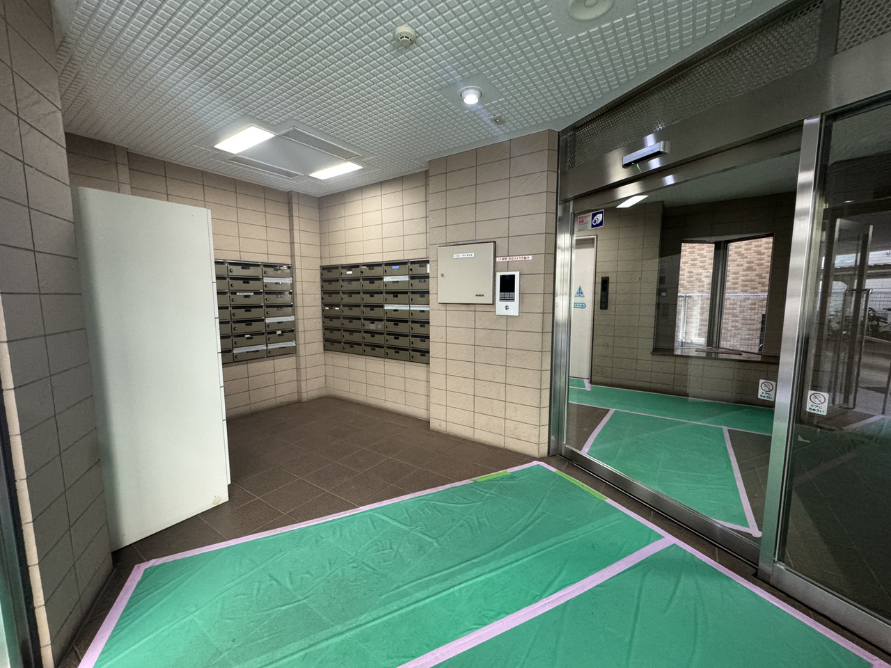 【エントランス】エントランスには集合ポストが設置されています。オートロック付きで、防犯面に配慮されたマンションです。