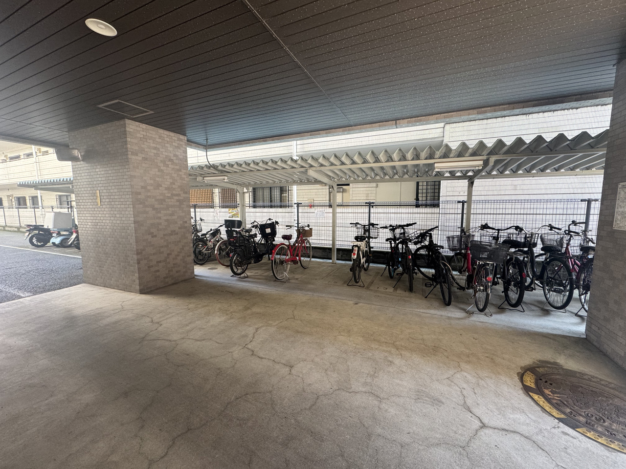 【駐輪場】敷地内に設けられています。空き状況・利用料など、詳しくはお問い合わせください。バイク置場もあります。