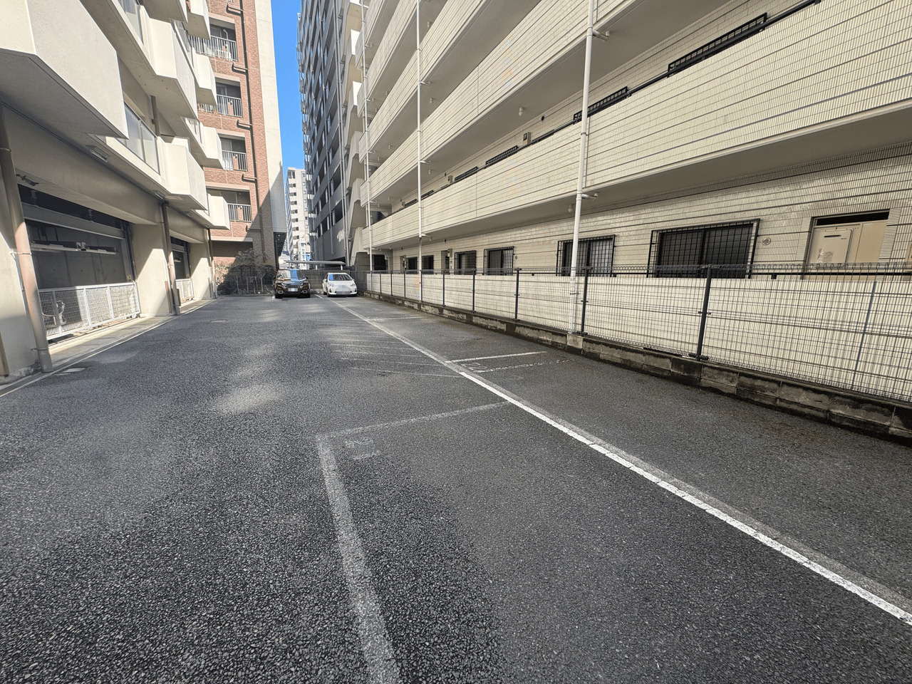 【駐車場】敷地内に設けられた、駐車場の様子です。機械式と平置があります。空き状況・利用料など、詳しくはお問い合わせください。