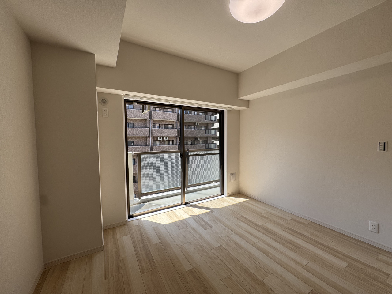 【洋室(約5.6帖)】西向きのバルコニーに面した約5.6帖の洋室です。約9.4帖のDKと一体利用をすると、約15帖の広さになります。