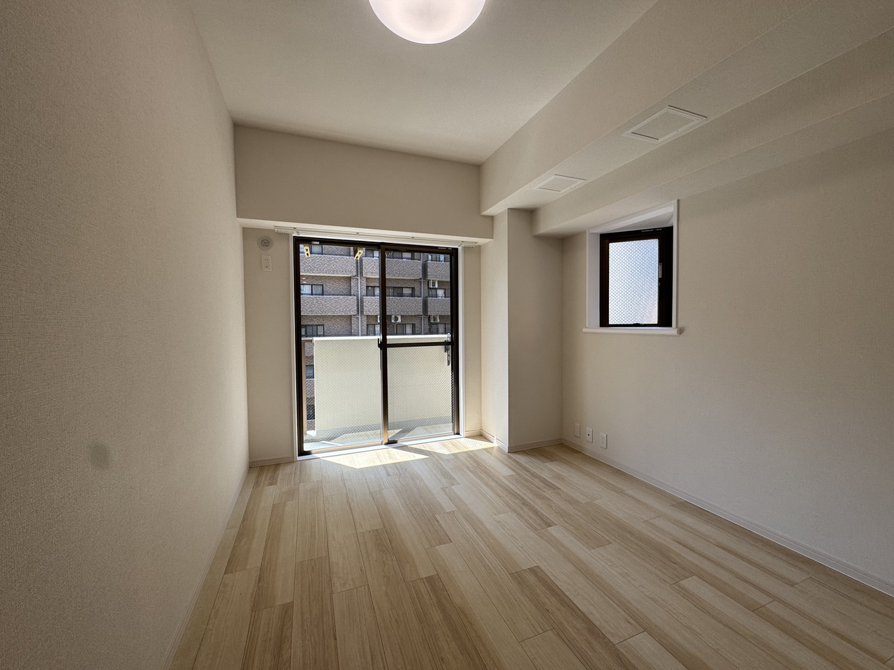 【洋室(約5.9帖)】西向きのバルコニーと北西向きの出窓が備わった、約5.9帖の洋室です。収納付きのため室内をすっきりと整理できます。