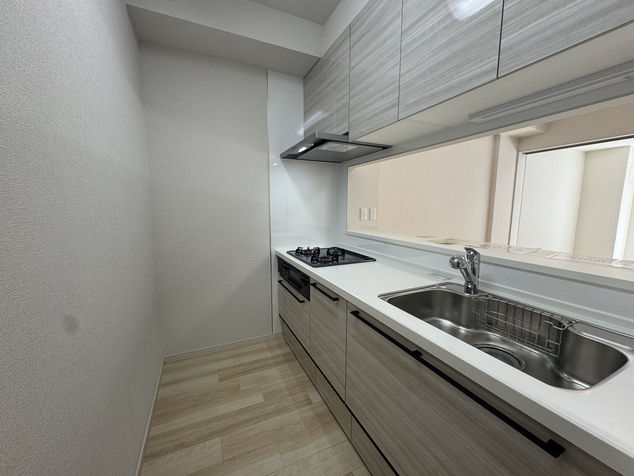 【キッチン】料理中も家族とのコミュニケーションがとれる対面式キッチン。カウンター付きで調理中の食材置き場として使うことができ、完成した料理の配膳にも便利です。