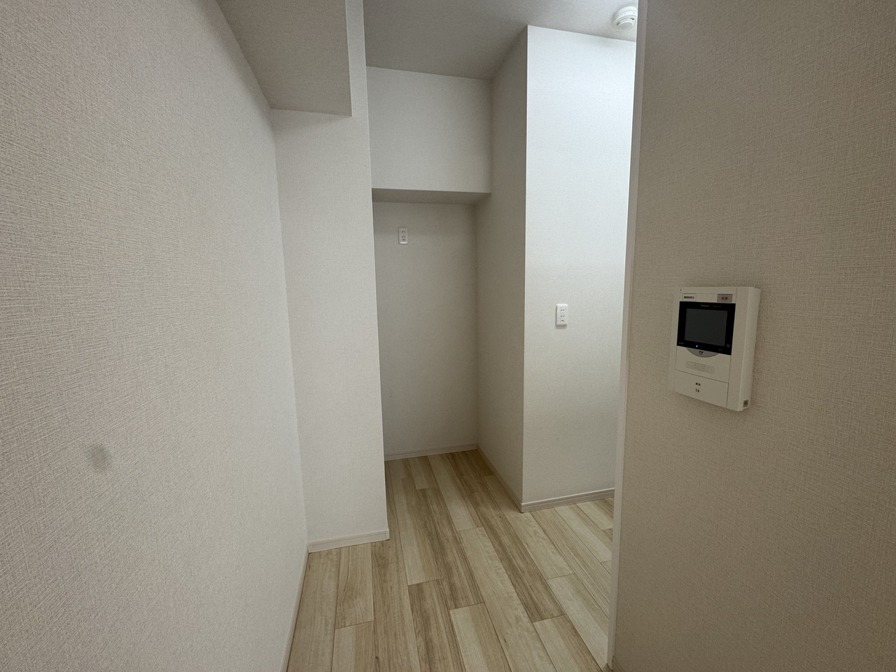 【キッチン】キッチンの背面には冷蔵庫を置くスペースが用意されています。設置可能なサイズについては、現地にてご確認ください。