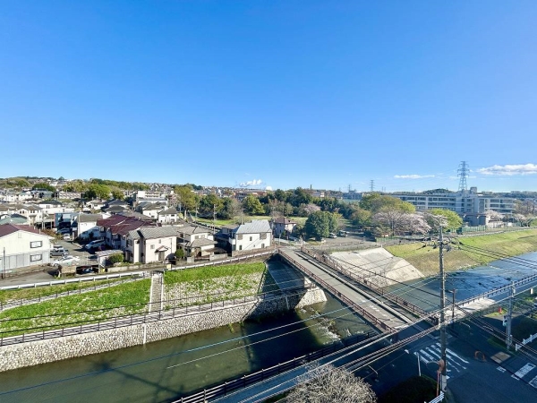 大栗川沿いを一望でき、開放感あふれるお部屋です