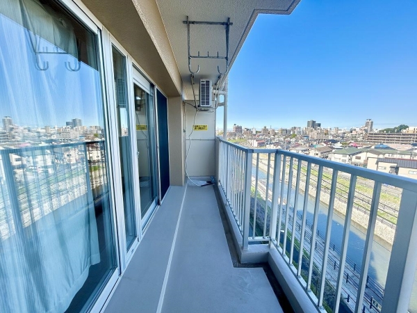 眺望を邪魔しない格子柵のバルコニー