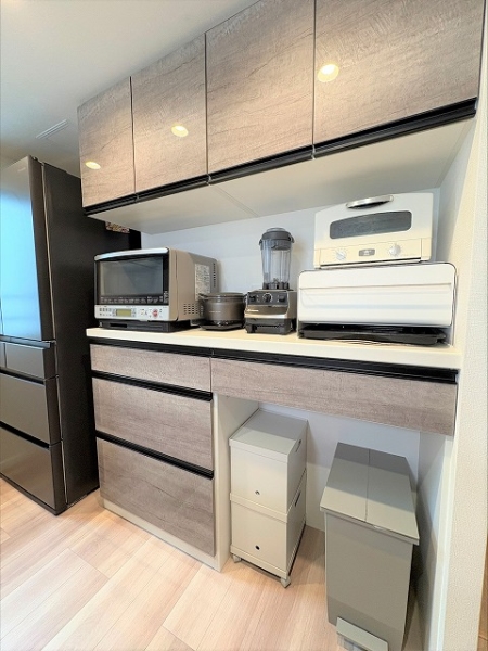 造り付けの食器棚が付いておりキッチンとの統一感と収納力があります