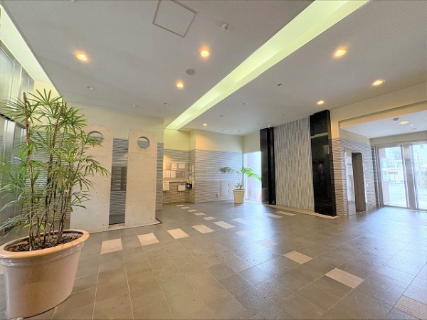 駐車場側からも通り抜け可能で開放感あるロビー