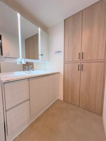 幅が広くゆとりのある洗面台に加え収納もございます