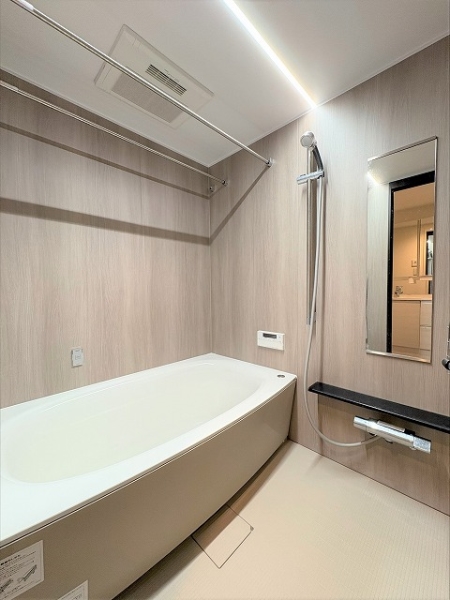 柔らかく落ち着く色合いで1418サイズの浴室