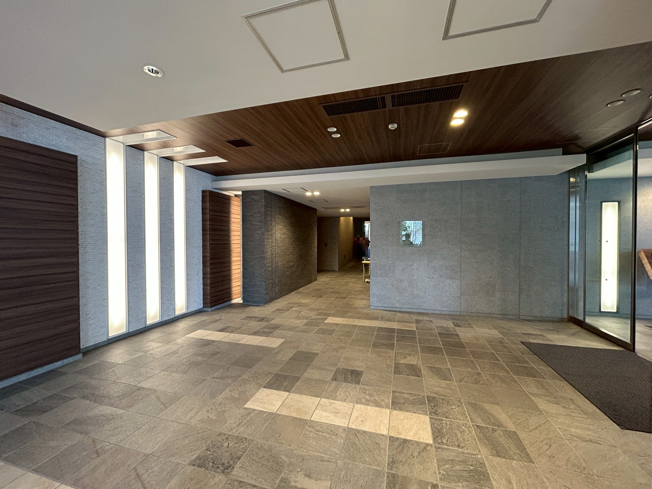 【エントランス】洗練されたデザインのエントランス。手入れも行き届いており綺麗です。段差が少なくフラットのため、通行もしやすそうです。